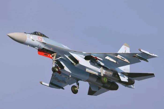 Російський Су-35 здійснив небезпечні маневри поблизу французького безпілотника (відео)