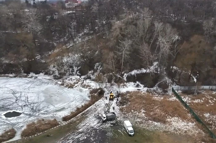 Прибирання схилів озера Зелене. Комунальники вдалися до нестандартних рішень 
