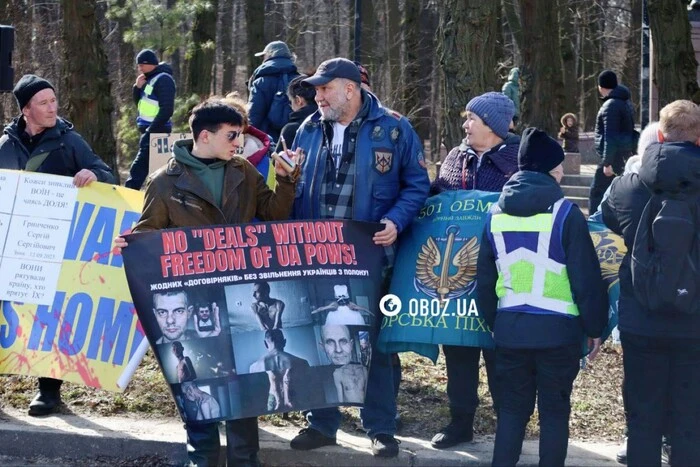 Родичі українських військовополонених вийшли на мітинг до посольства США у Києві (фото)