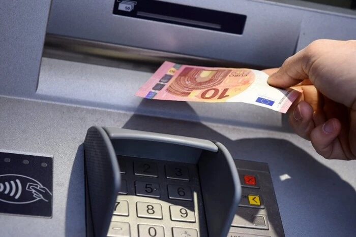 Тисячі людей у ​​Європі залишилися без зарплати через рідкісний збій