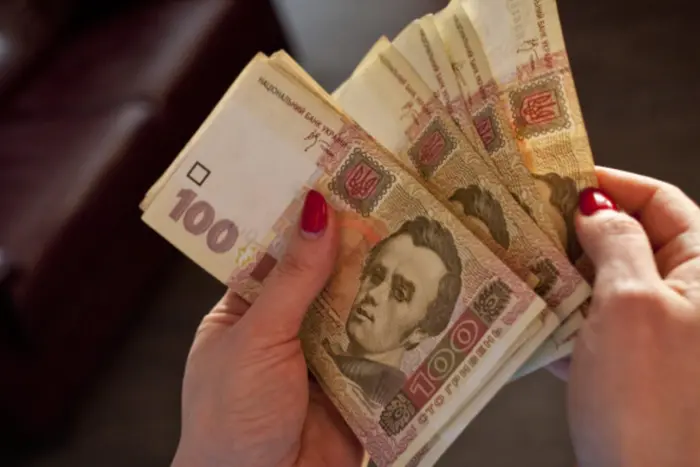 Кабмін встановив надбавку до зарплати за знання англійської: кого стосується