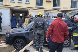 Надзвичайники застосовували ручні тягові лебідки, гідравлічні подушки, дерев’яні дошки, товсті троси, щоб якнайменше пошкодити автівки