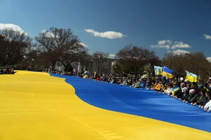 Поблизу Білого дому у Вашингтоні активісти розгорнули величезний прапор України