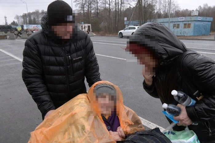 Українці повертаються з тимчасово окупованих територій через один із пунктів пропуску на Волині 