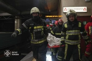 Трагедія в київському метро: чоловік потрапив під потяг, три станції зачинено
