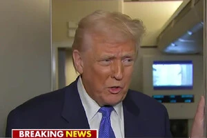 Дональд Трамп на борту президентського літака перекинувся кількома словами з журналістами