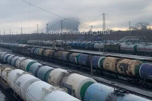 У Самарській області після нічних вибухів спалахнула масштабна пожежа (фото, відео)