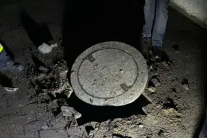 Підлітки вирішили смажити сосиски на каналізаційній решітці