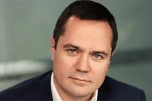 За даними слідства, Комарницький організував схему незаконного заволодіння земельними ділянками в Києві