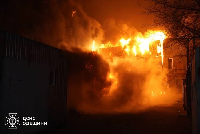 Гасили пожежу понад 100 людей. Рятувальники показали наслідки атаки на Одесу