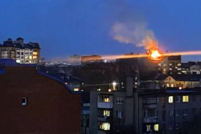 В Івано-Франківську після вибухів спалахнула пожежа, є загиблі (оновлено)