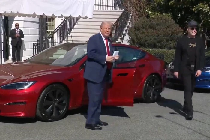 Трамп підтримав Маска і «прорекламував» нову Tesla у дворі Білого дому