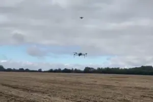 Після скидання з носія, FPV-дрони вражають російські системи РЕБ, ППО, штаби та живу силу на відстані, до якої вони б не долетіли самостійно