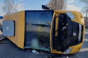 На місце аварії вже прибули поліцейські та рятувальники