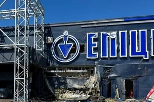 Наслідки ворожого обстрілу гіпермаркету «Епіцентр» у Херсоні 3 травня 2023 року