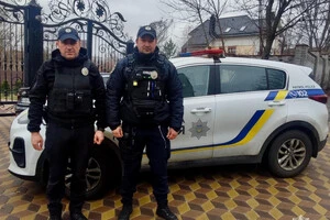 Напарники Олександр Тьомкін та Ігор Хамлай оперативно прибули за вказаною адресою і надали жінці першу допомогу