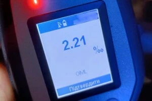 Жінка погодилася пройти огляд на стан сп'яніння за допомогою алкотесту Drager. Результат виявився позитивний – 2,21 проміле