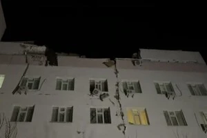 Пошкоджений дах лікарні на Сумщині внаслідок ворожої атаки