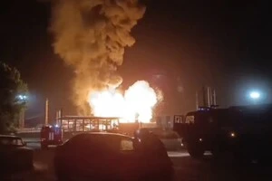 Російські змі повідомляють, що через пожежу роботу підприємства зупинено