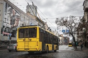 Крім дублювання метро, між берегами також працюють тролейбуси та автобуси