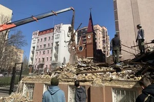 У Києві будівельники краном розбирають залишки історичної садиби Зеленських
