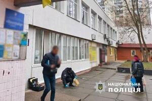 Зловмисники розбили ломом вікно у приймальні депутата Київради та кинули у приміщення пляшку з запальною сумішшю