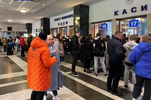 Каси та всі залізничники працюють у посиленому режимі.