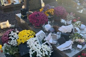 Жінка потрощила лампадки, перекинула вінки й портрети загиблих військових