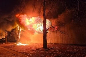 Внаслідок ударів загорілася цивільна нежитлова інфраструктура у Харкові