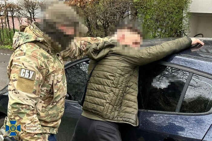 «Вибивав» молотками «данину» з військових. СБУ затримала рекетира з Росії