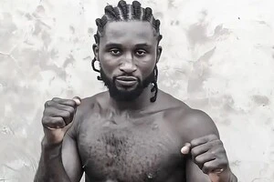 Оланреваджу провів на професійному рингу 23 бої, в яких здобув 13 перемог