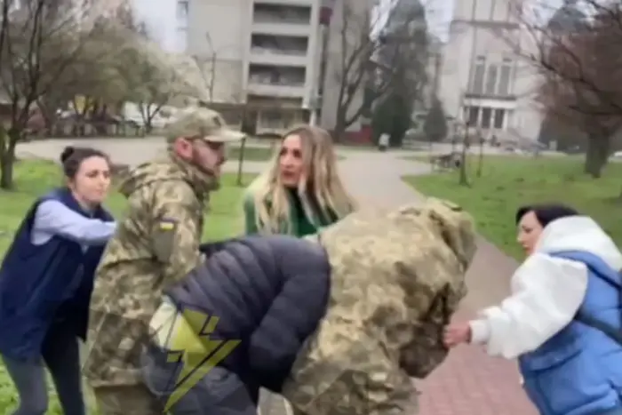 У Львові жінки намагалися «відбити» чоловіка у ТЦК