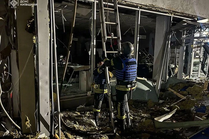 На Київщині через ворожу атаку виникли пожежі: постраждав чоловік