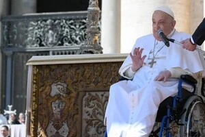 Віряни зустріли Папу оплесками 