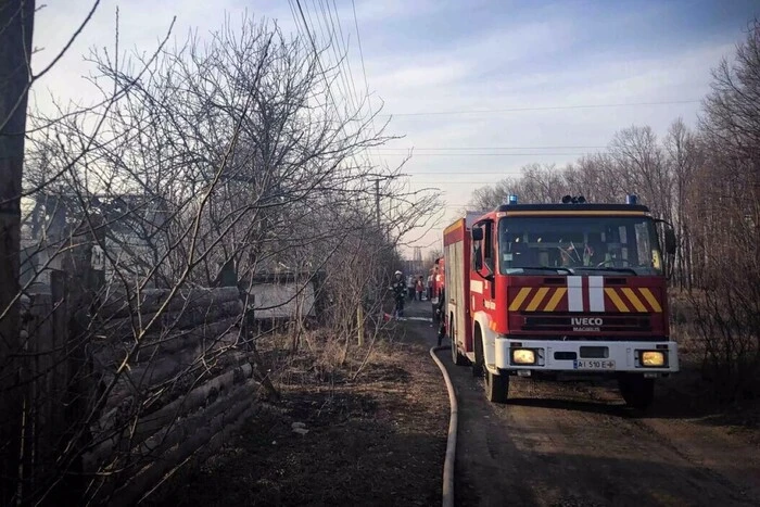 Жінка взялася наводити лад на подвір’ та спалила сусідську будівлю (відео)