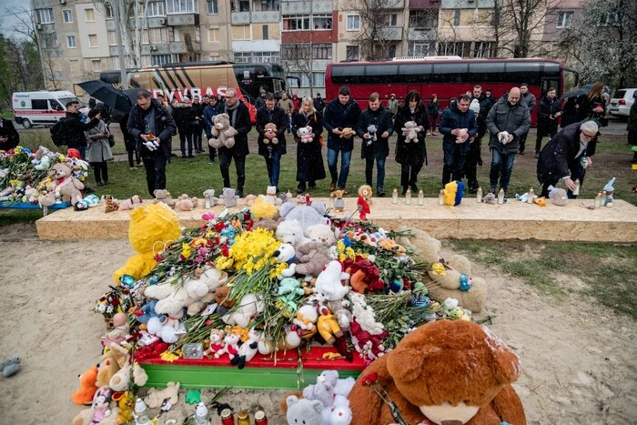 Іноземні дипломати вшанували памʼять загиблих дітей у Кривому Розі (фото)