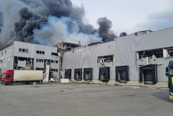 Росіяни вдарили по складу серветок і памперсів у Дніпрі (оновлено)