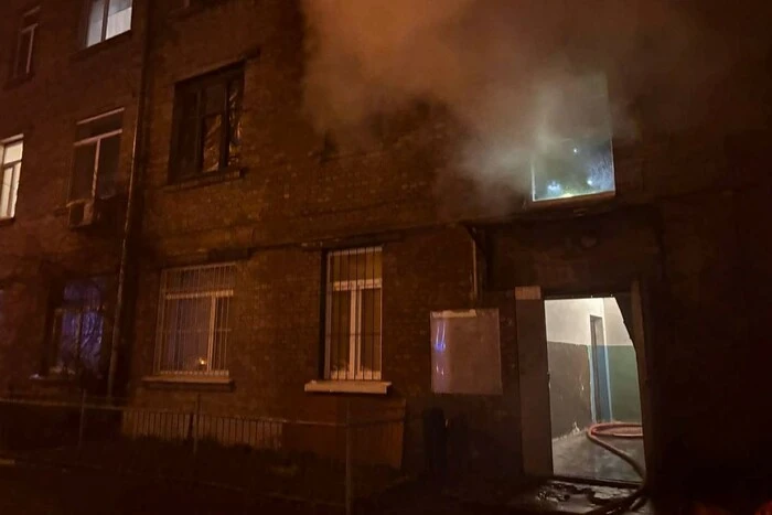 На Рибальському острові сталася пожежа у триповерхівці, загинула людина (фото)