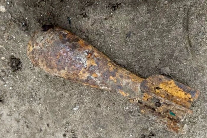 В Оболонському районі знайдено іржавий снаряд: поліція звернулася до жителів міста