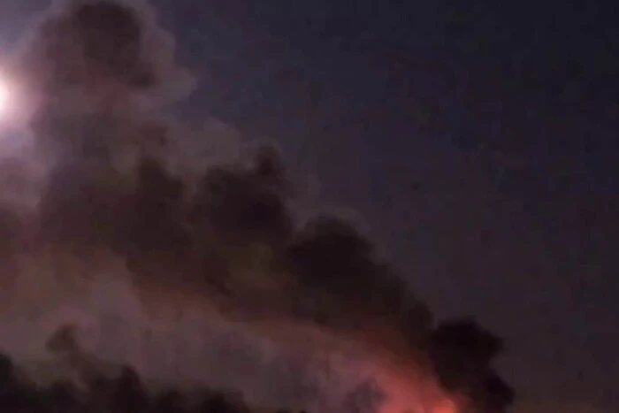 У двох районах столиці після вибухів спалахнули пожежі, є постраждалі (оновлено)