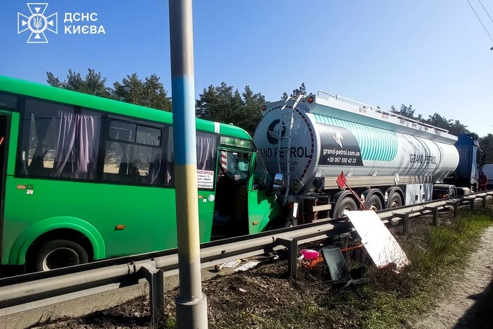 В Оболонському районі маршрутка протаранила бензовоз: п'ятеро травмованих