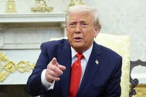 За словами Трампа, Україна не мала починати «конфлікт із Росією», яка в рази перевершує її за силою, і тепер лише сподівається на поставки зброї від Заходу