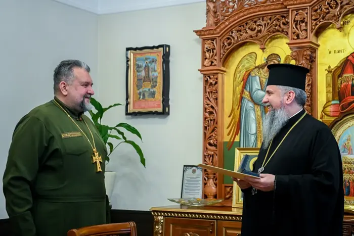Митрополит Епіфаній зробив капелану ГУР Холодову подарунок (фото)