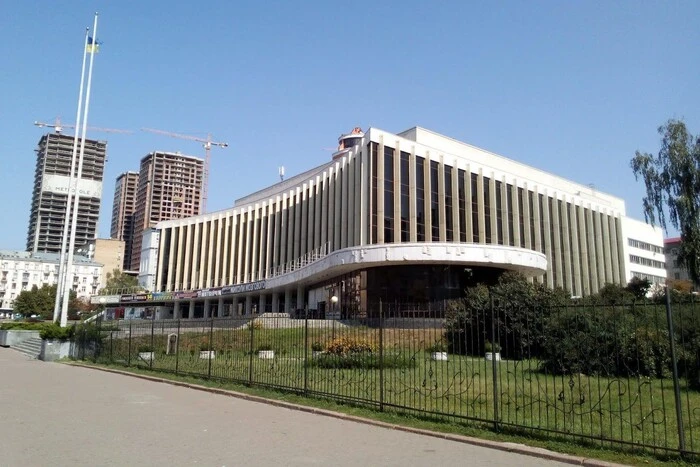 «На його тлі Кремлівський палац – стара конюшня». Національному палацу «Україна» виповнилося 55