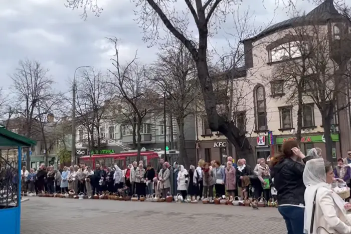 Як святять паски віряти Московської і Української церков. Відео черг у Рівному