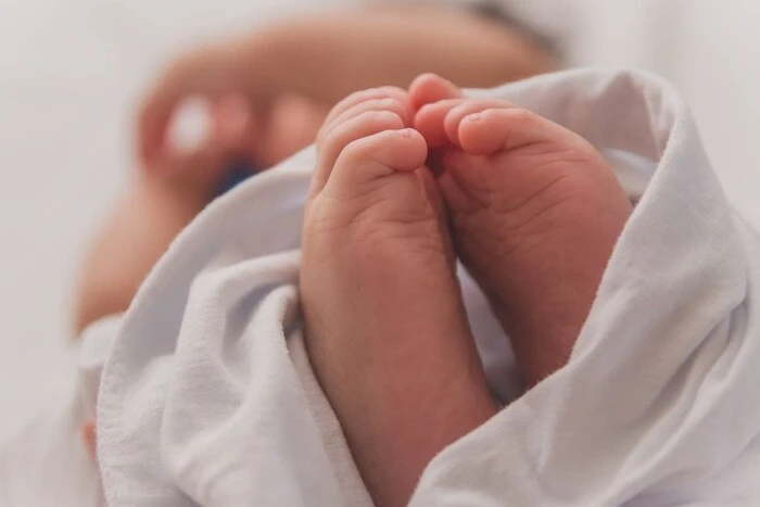 На Тернопільщині біля закинутого магазину знайдено новонароджену дитину