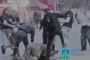 Скрин відео, на якому зафіксовано, як підлітки повалили на землю та б’ють військового