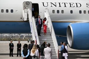 Венс прибув до країни разом зі своєю дружиною Ушею, яка є донькою індійських іммігрантів