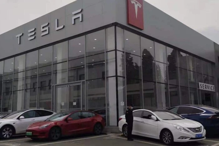 Менеджери Tesla змушені працювати 13 годин на добу і без вихідних