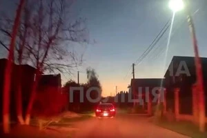 На Київщині підліток тікав на авто від патрульних і врізався у паркан 